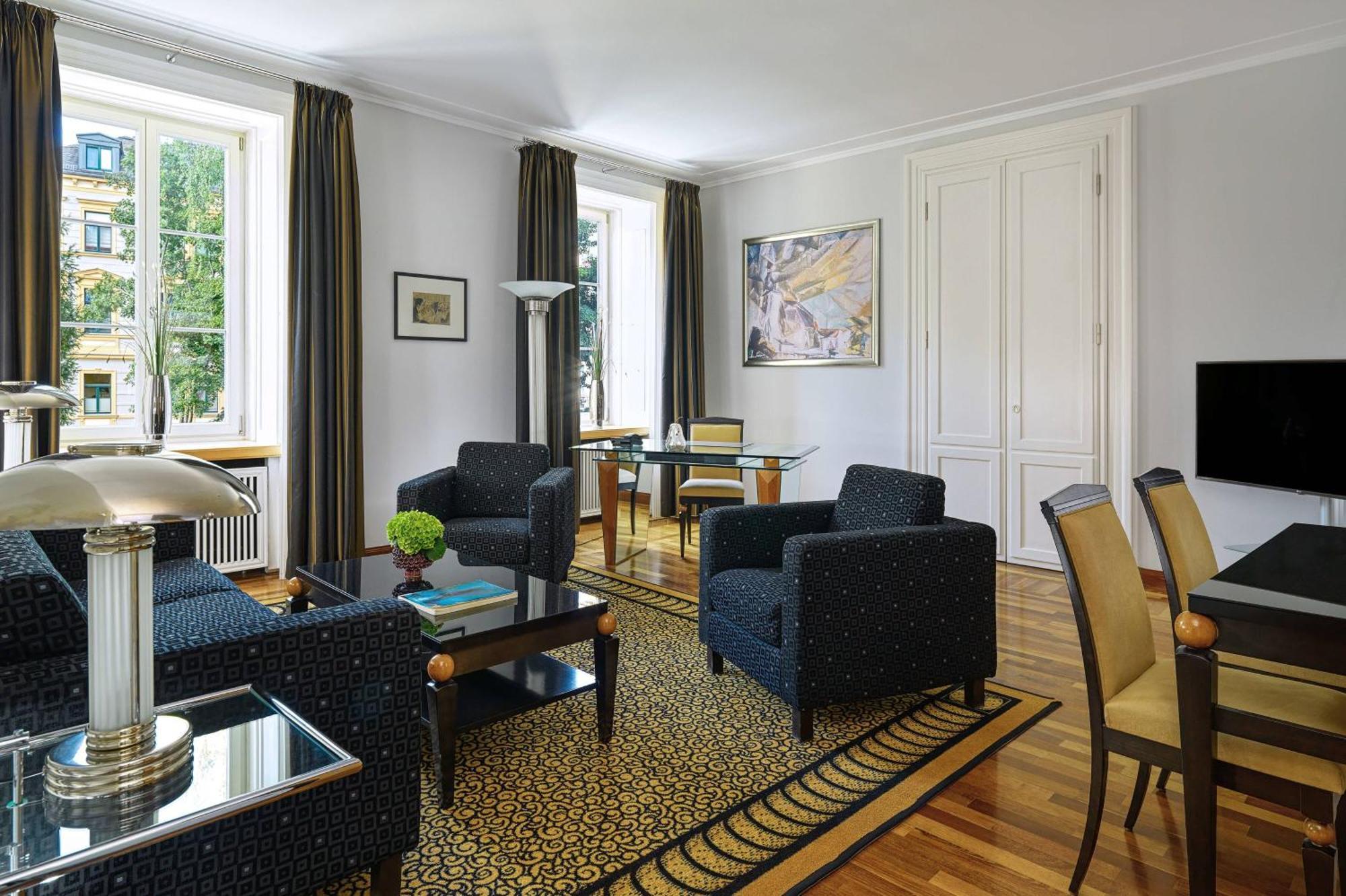 Hotel Elephant Weimar, Autograph Collection Exterior foto A suite at the Hotel de Crillon